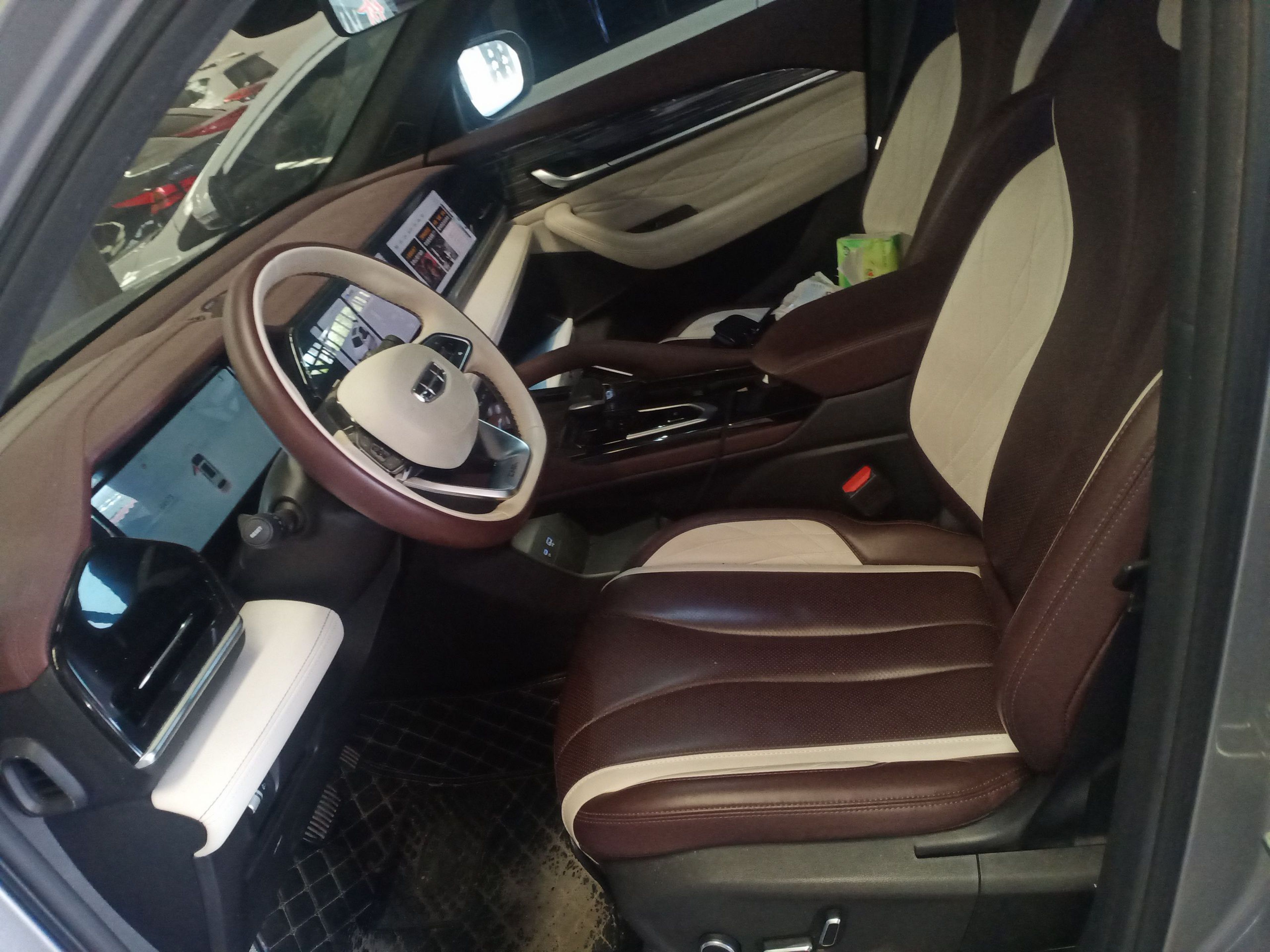 المقاعد الأمامية داخل السيارة