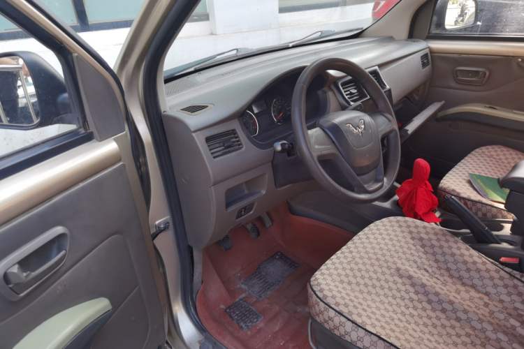 Used Wuling Rongguang V 2015 1.5L Practical Version Driver Seat