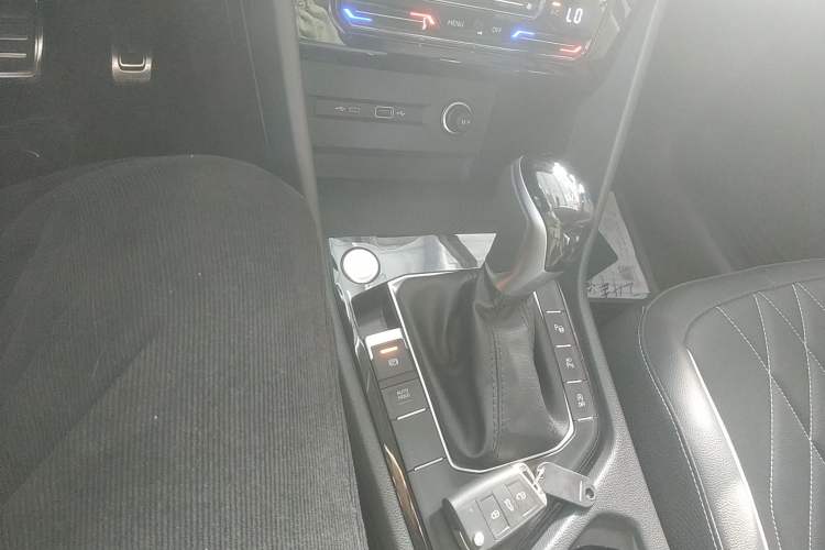 Used Volkswagen Tiguan L 2024 Outstanding Model 330TSI Automatic Two-Wheel Drive R-Line Dragon Glory Edition Gear Lever