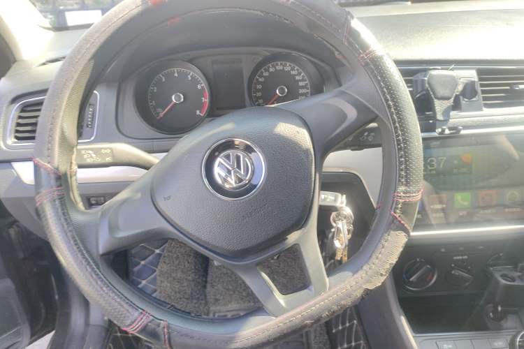 Used Volkswagen Lavida 2015 1.6L Manual Fashion Edition Steering Wheel