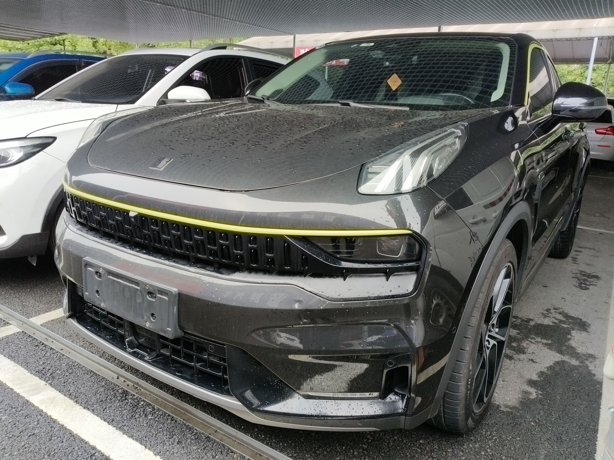 Под передней частью автомобиля