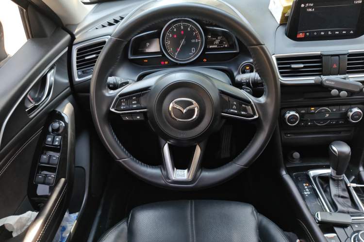 Used Mazda 3 Axela 2017 Hatchback 2.0L Automatic Sport Model China V Emission Standard Steering Wheel
