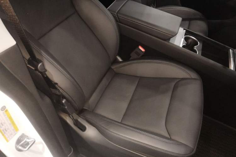 Used Tesla Model Y 2025 Long-Range All-Wheel-Drive Version
