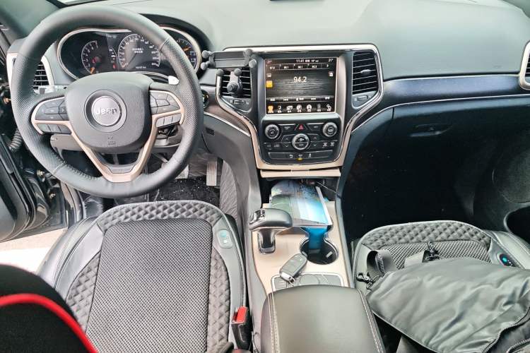 Used Jeep Grand Cherokee 2014 3.0L Comfort Navigation Edition Center Console