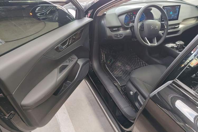 Used Hongqi E-QM5 2022 431 km Charge & Enjoy Edition