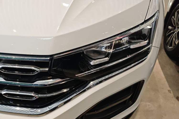 Used Volkswagen Tayron 2021 330TSI Two-Wheel-Drive 3rd Anniversary Limited Edition Left Front Headlight