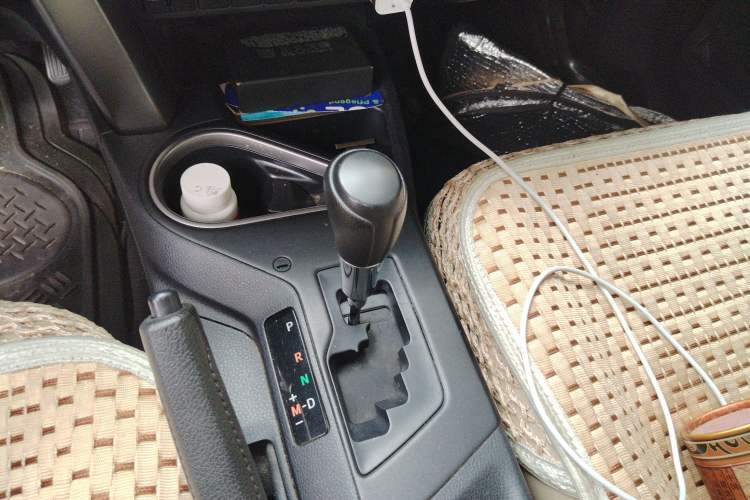 Used Toyota RAV4 2016 2.0L CVT Two-Wheel Drive Fashion Edition China V Standard Gear Lever