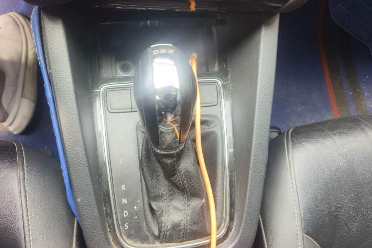 Used Volkswagen Sagitar 2015 230TSI Automatic Comfort Version Gear Lever