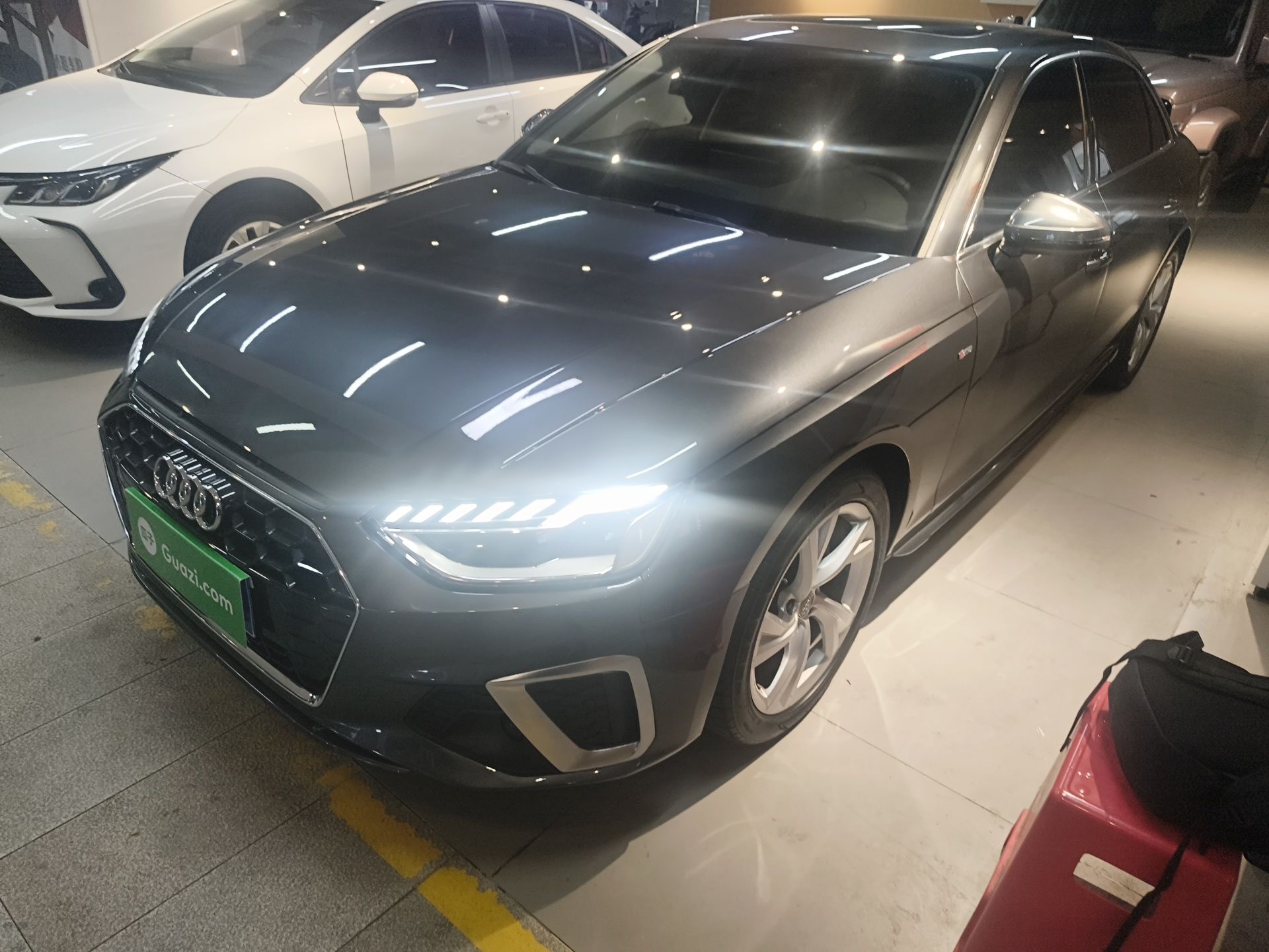 تحت مقدمة السيارة