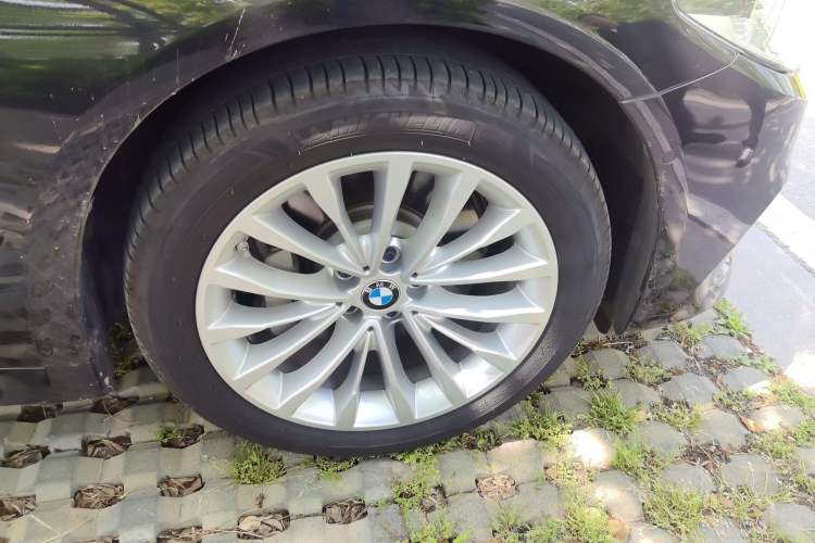 Used BMW 5 Series 2020 530Li Luxury Edition Premium Package Right Front Wheel Hub