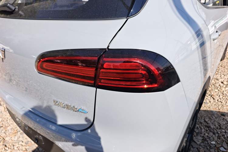 Used Wuling Bingo PLUS 2024 330 km Range Five-Seater Version Right Rear Taillight