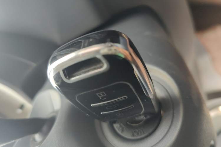 Used Wuling Yangguang 2025 Model 310KM Bus Edition—Customized by CATL