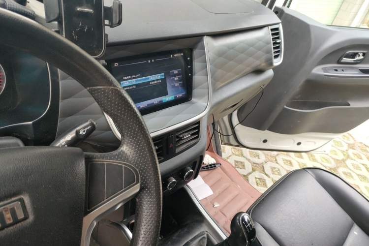 Used Jinbei Gold Hiace M Classic 2022 Panda Edition 1.5L Engineering Lion Passenger Van 6 Seats
