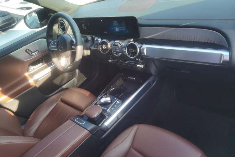 Used Mercedes-Benz GLB 2022 Second Facelift GLB 200 Fashion Edition Center Console