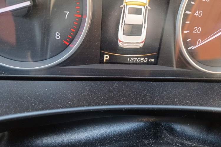 Used Geely Auto Emgrand GT 2015 1.8T Flagship Model Odometer Close Up