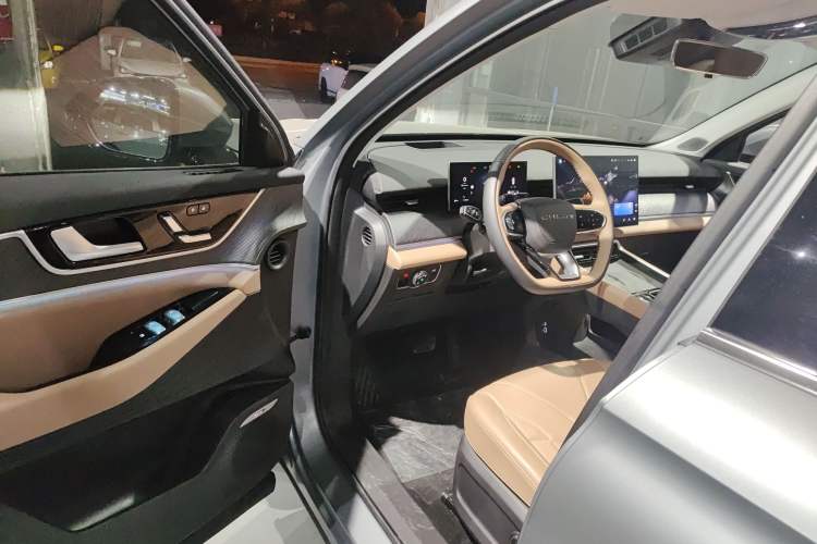 Used Chery Tiggo 8 L 2024 2.0T Two-Wheel Drive Prestige Version 5 Seats