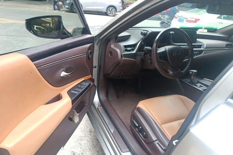 Used Lexus ES 2020 300h Premier Edition