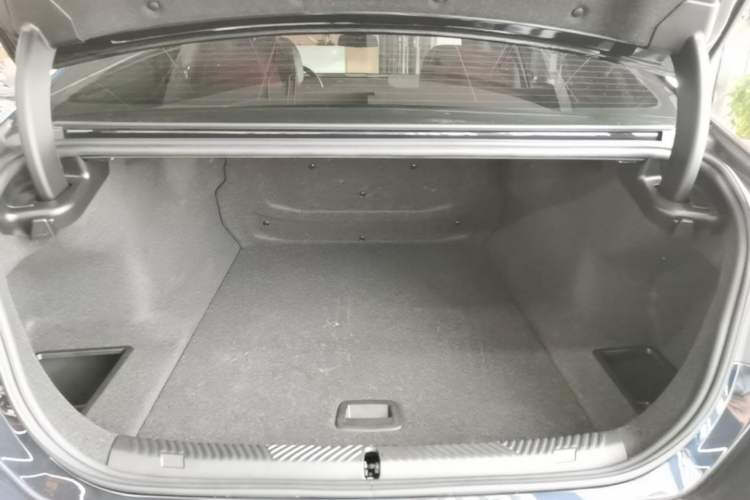 Used BMW i5 2024 eDrive 35L M Sport Package Trunk