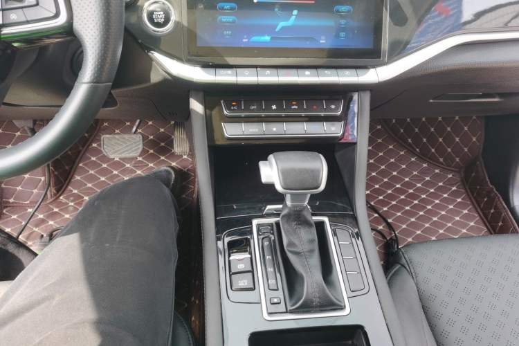 Used Sinotruk VGV U70 2020 1.5T Automatic Smart Enjoyment Elite Navigation Version 7 Seats Gear Lever