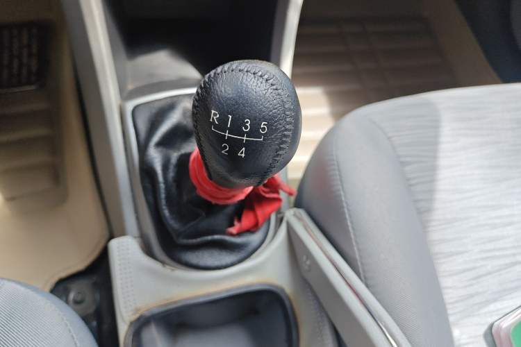 Used Hyundai Verna (older generation) 2014 1.4L Manual Smart GLS Trim Gear Lever