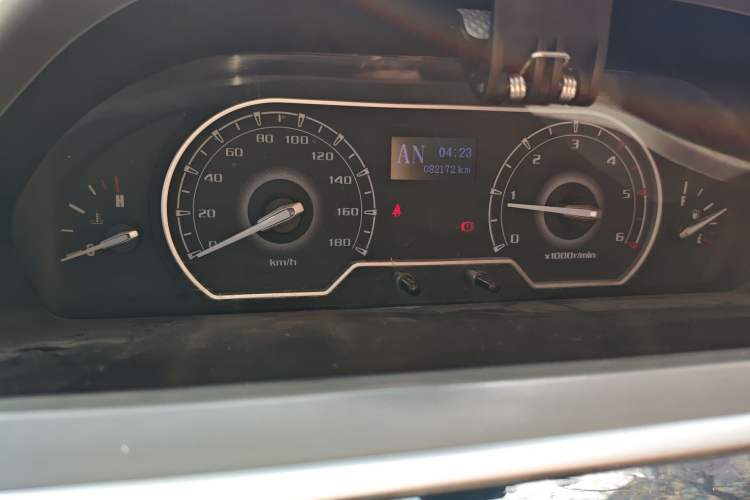 Used SAIC MAXUS Xintu V80 2019 2.5T Classic Model AMT Aoyuntong Long Wheelbase Mid-Roof 7-Seater