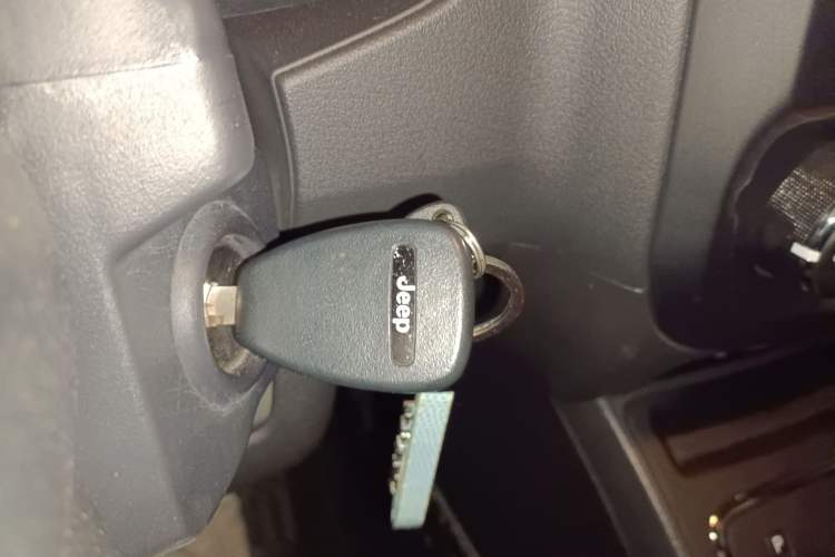 Used Jeep Compass 2011 2.4L four-wheel drive Comfort version Vehicle Key