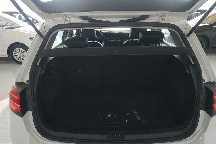 Used Volkswagen Golf 2018 230TSI Automatic Luxury Version
