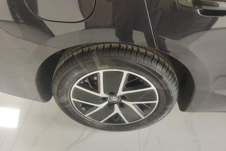 Used BYD Qin L 2024 DM-i 80KM Leading Model Right Rear Wheel Hub