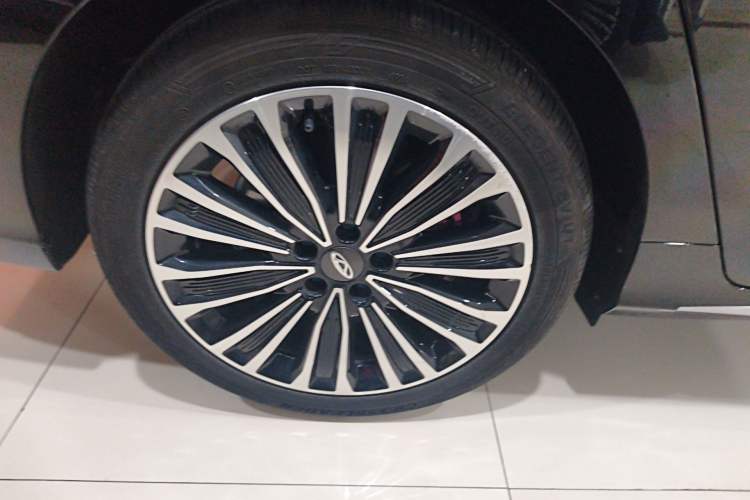 Used Chery Fengyun A8L 2025 1.5 TGDI 145 km Luxury Version Right Rear Wheel Hub