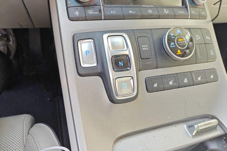 Used Hyundai Palisade 2021 3.5L Automatic 4x4 GLS Gear Lever