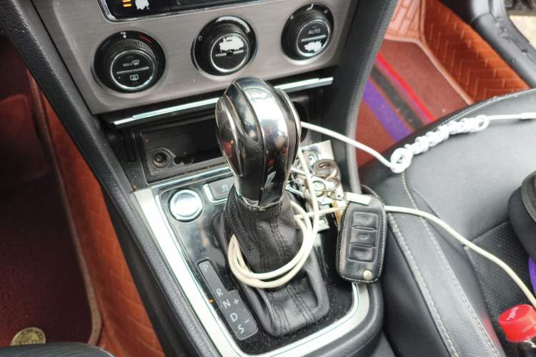 Used Volkswagen Lavida 2013 Revised Version 1.4 TSI DSG Luxury Edition Gear Lever