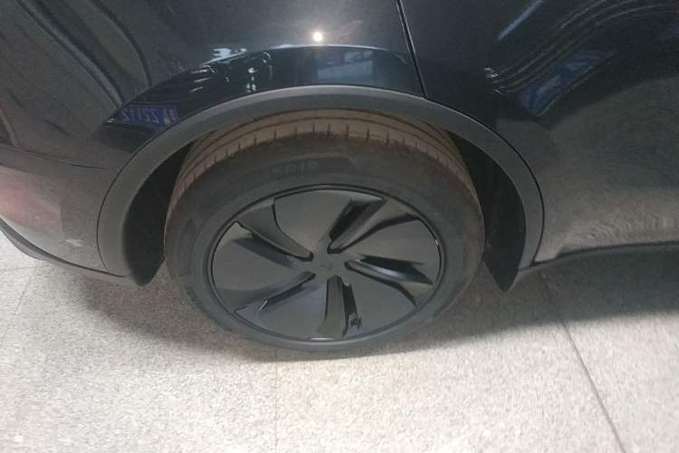 Used Tesla Model Y 2025 Long-Range All-Wheel-Drive Version Exterior 8