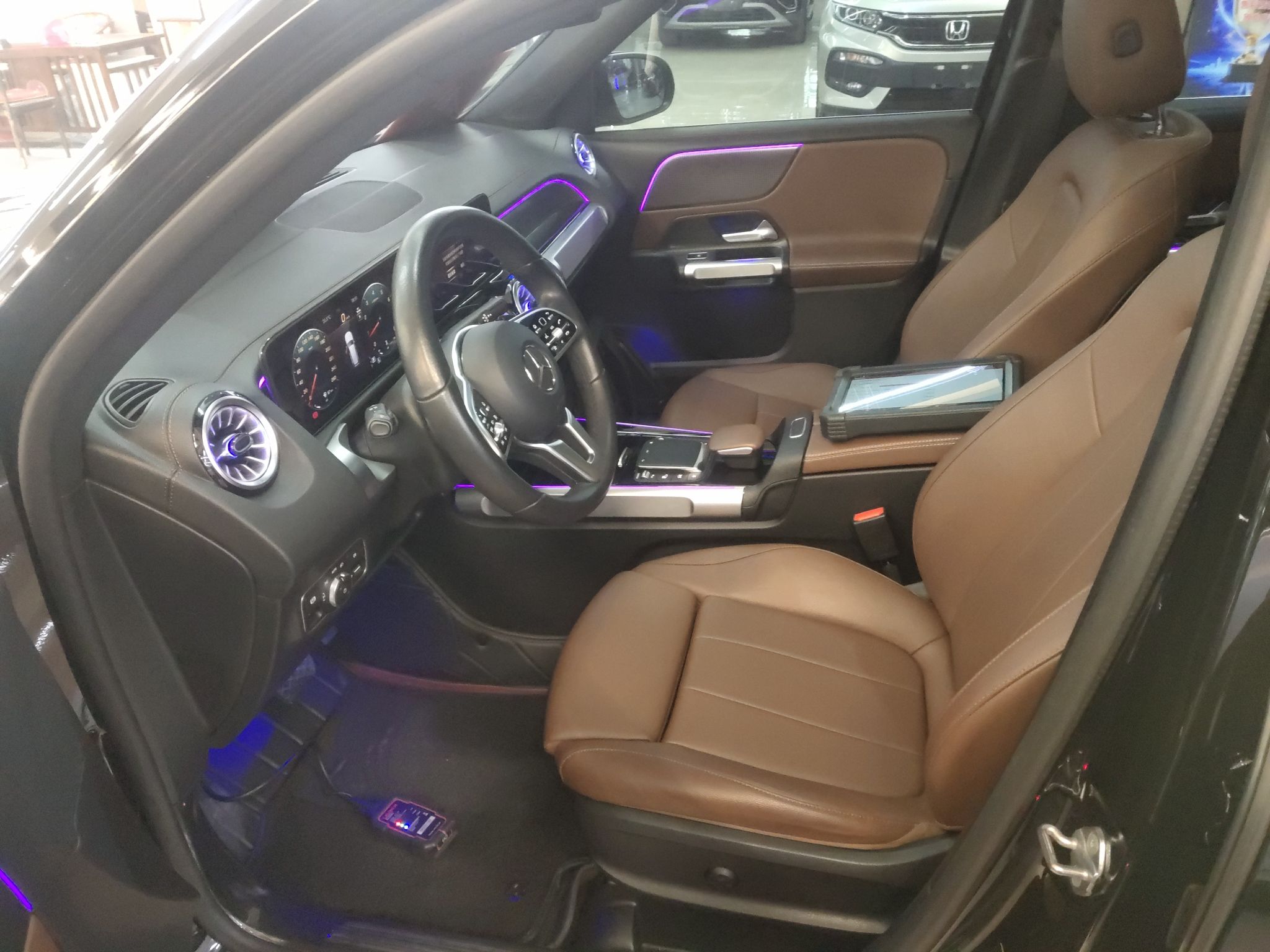 المقاعد الأمامية داخل السيارة