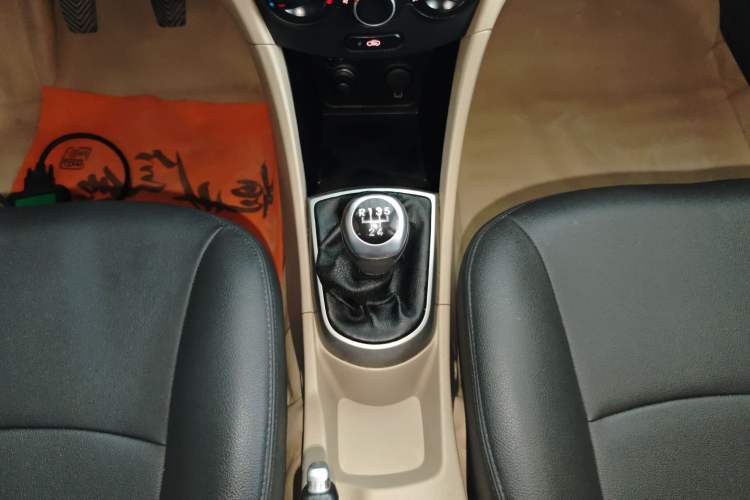 Used Hyundai Verna (older generation) 2014 1.4L Manual Smart GLS Trim Gear Lever