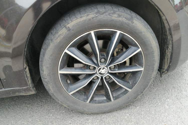 Used Skoda Octavia 2017 1.6L Automatic Smart Drive Edition Right Front Wheel Hub