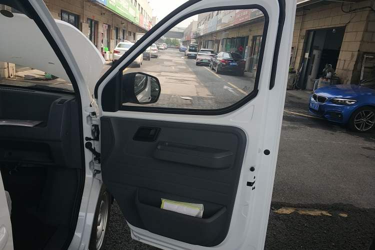 Used Wuling Yangguang 2024 300KM Comfort Version Passenger Van 75kW