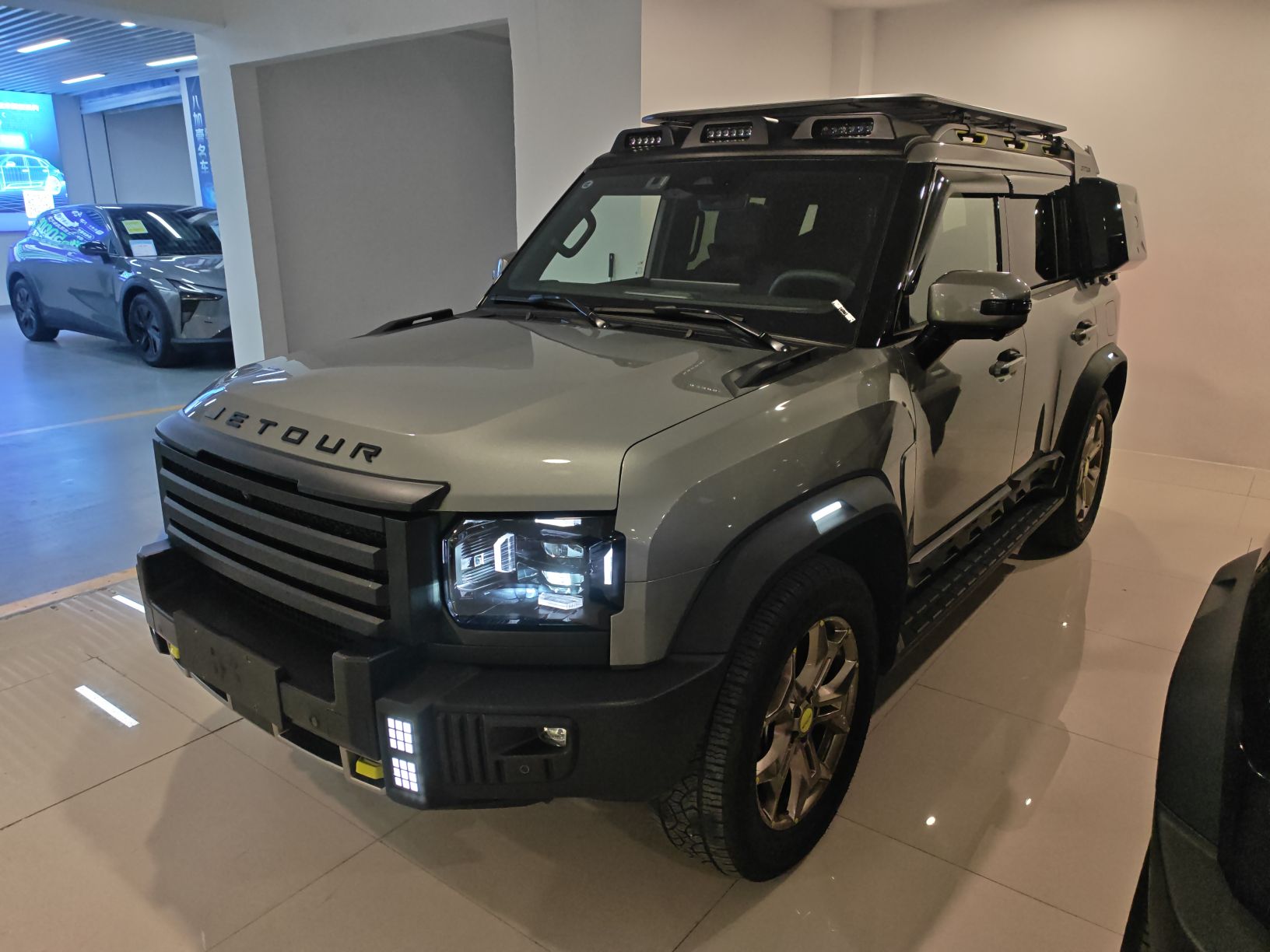 تحت مقدمة السيارة