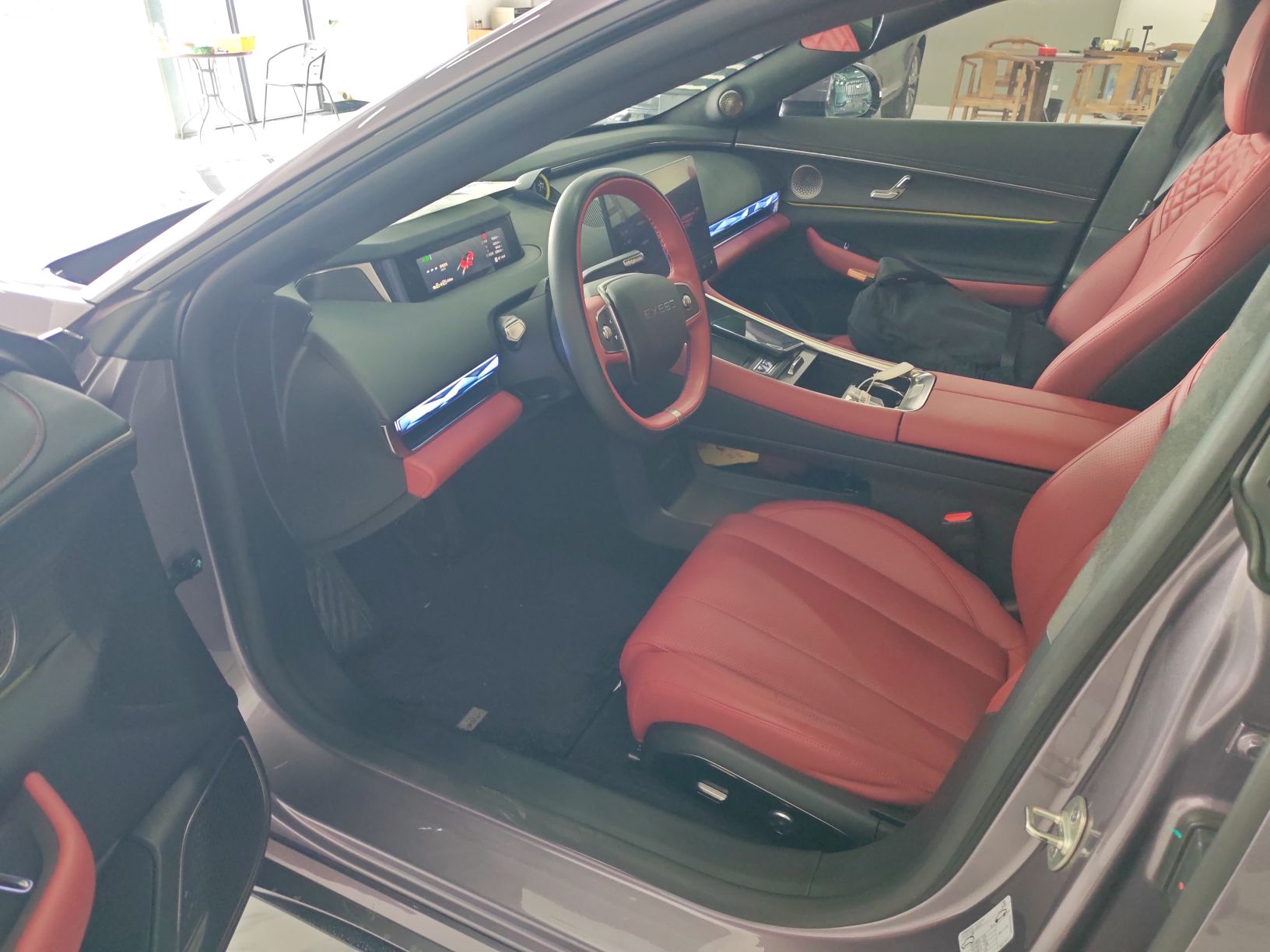 المقاعد الأمامية داخل السيارة