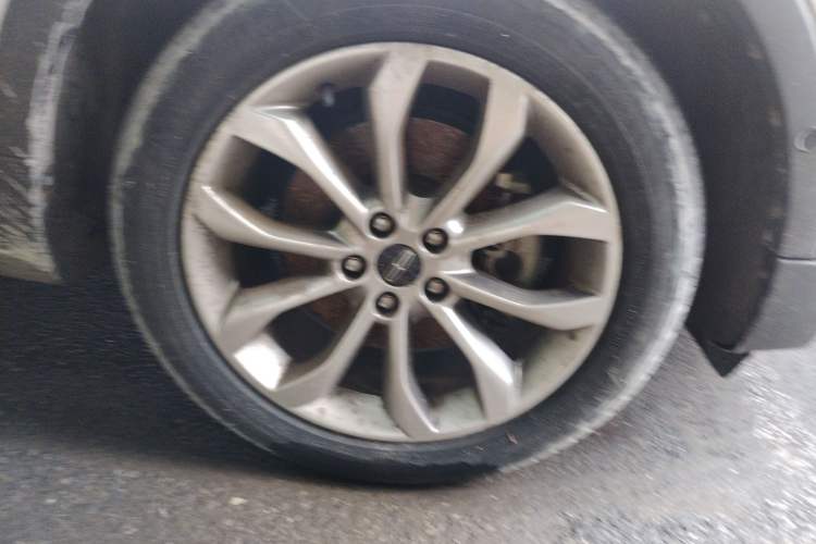 Used Lincoln MKC 2017 2.0T Two-Wheel-Drive Luxury Edition Right Front Wheel Hub