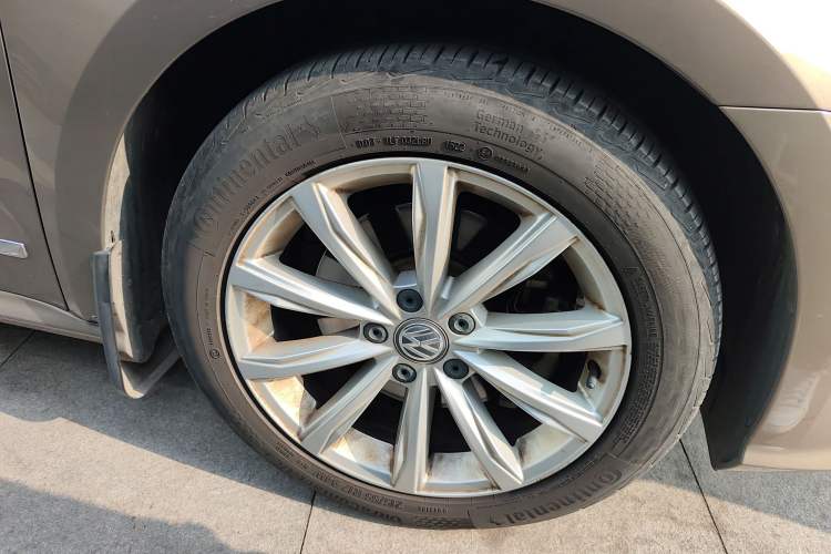 Used Volkswagen Passat 2016 330TSI DSG Luxury Edition Right Front Wheel Hub