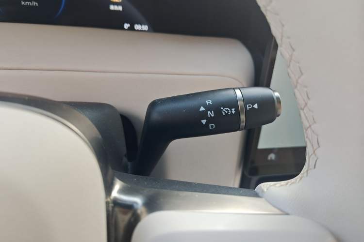 Used iCAR V23 2026 Model 550 Two-Wheel Drive Super Sports Edition Gear Lever