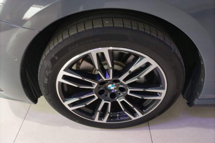 Used BMW 5 Series 2024 530Li Leading Model M Sport Package Left Front Wheel Hub