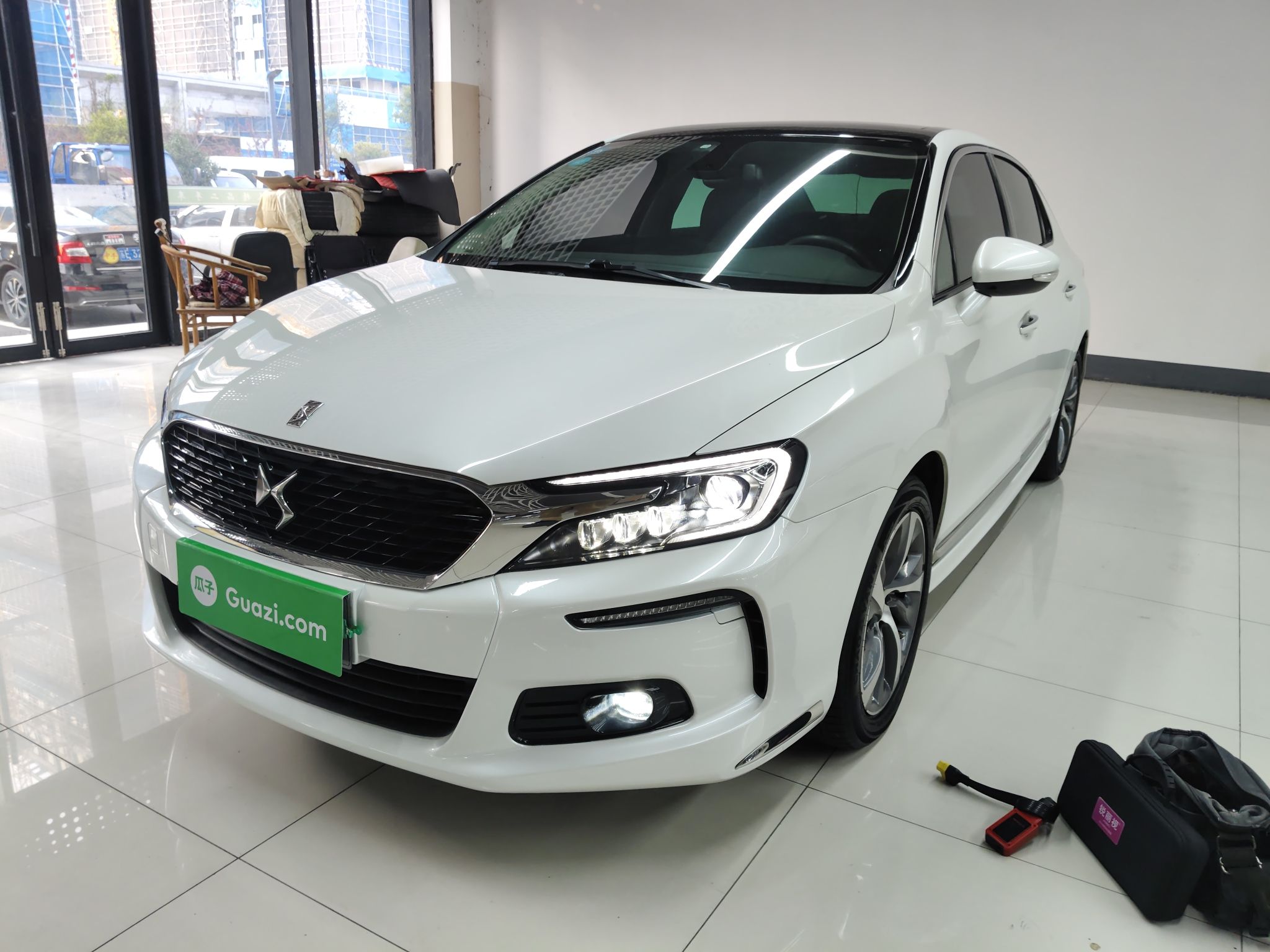 Под передней частью автомобиля