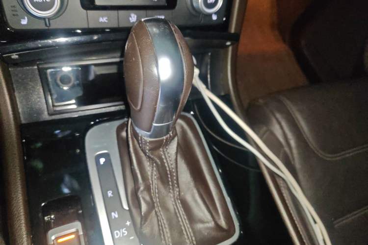 Used Volkswagen Touareg 2016 3.0 TSI Ignis Edition Gear Lever