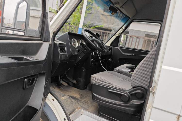 Used Iveco Daily 2021 2.8T V40 VAN厢式 Cargo Van 3-Seater Long Wheelbase Mid-Roof Design Dual Tires Manual Door Driver Seat