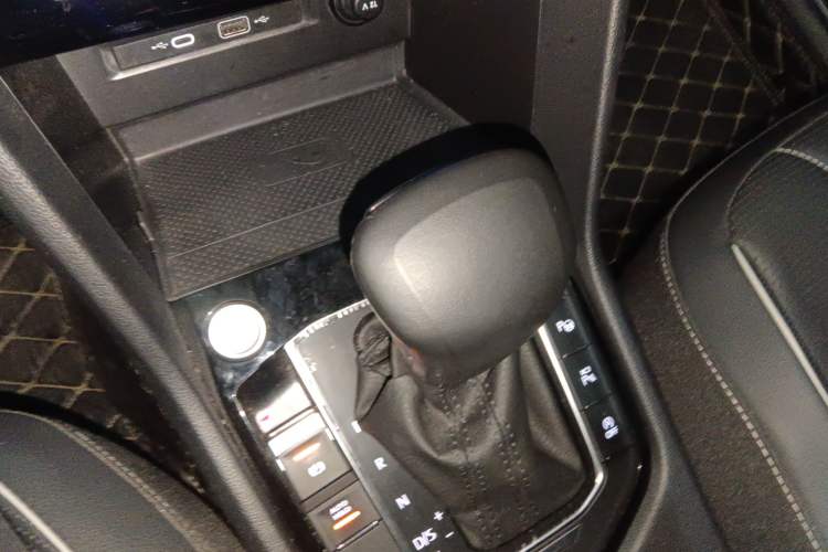 Used Volkswagen Tiguan L 2023 Facelifted 380TSI Automatic All-Wheel Drive R-Line Plus Version 7-Seater Gear Lever