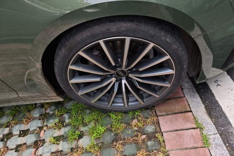 Used Audi A5 2024 Sportback 40 TFSI quattro Luxury Dynamic Model Right Front Wheel Hub