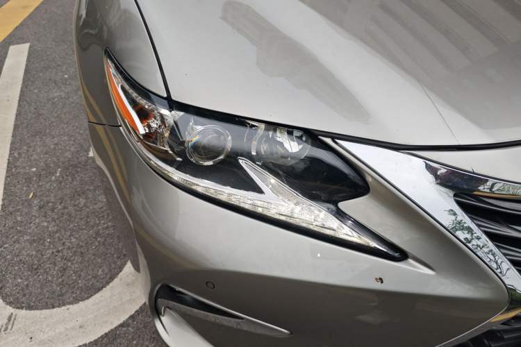 Used Lexus ES 2015 300h Comfort Edition Right Front Headlight