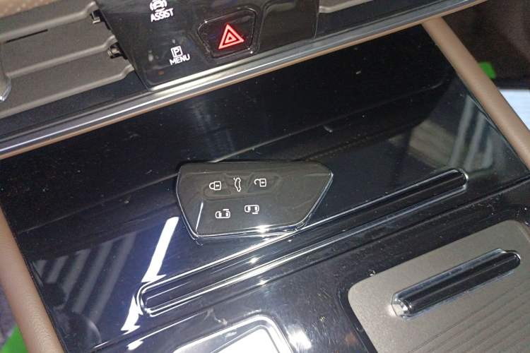 Used Volkswagen Viloran 2023 330TSI Luxury Edition Interior 1