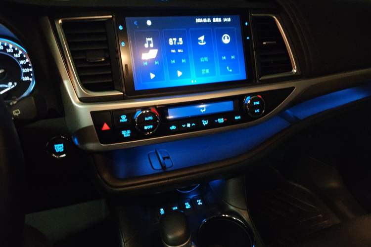 Used Toyota Highlander 2018 2.0T Four-Wheel Drive Supreme Edition 7-Seater China VI Audio And AC Panel